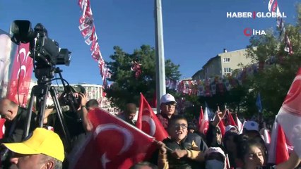 Devlet Bahçeli'nin mitinginde yer bulamayan vatandaşlar ağaca böyle tırmandı