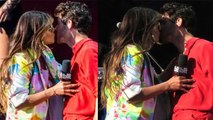 Priyanka Chopra Nick Jonas Stage पर Lip Lock Video Viral । Boldsky *Entertainment