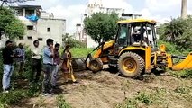 JCB ran on land worth crores in Ratlam, watch video