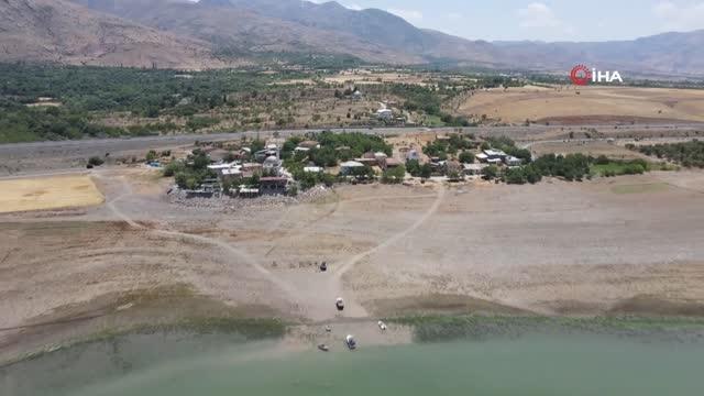 Son dakika haberleri... Bir zamanlar tekne turu yapılıyordu, suların çekilmesiyle o köy kuraklığın ortasında kaldı