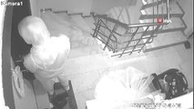 Son dakika haber: Kadın hırsızlar dairenin kapısını kontrol ederken kameraya yakalandı...O anlar kamerada
