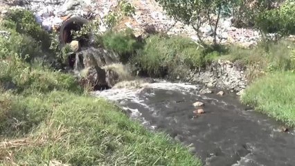 Osmaniye haber: Kadirli'deki Savrun Çayı'na Dökülen Kimyasallar Suyun Rengini Siyaha Çevirdi