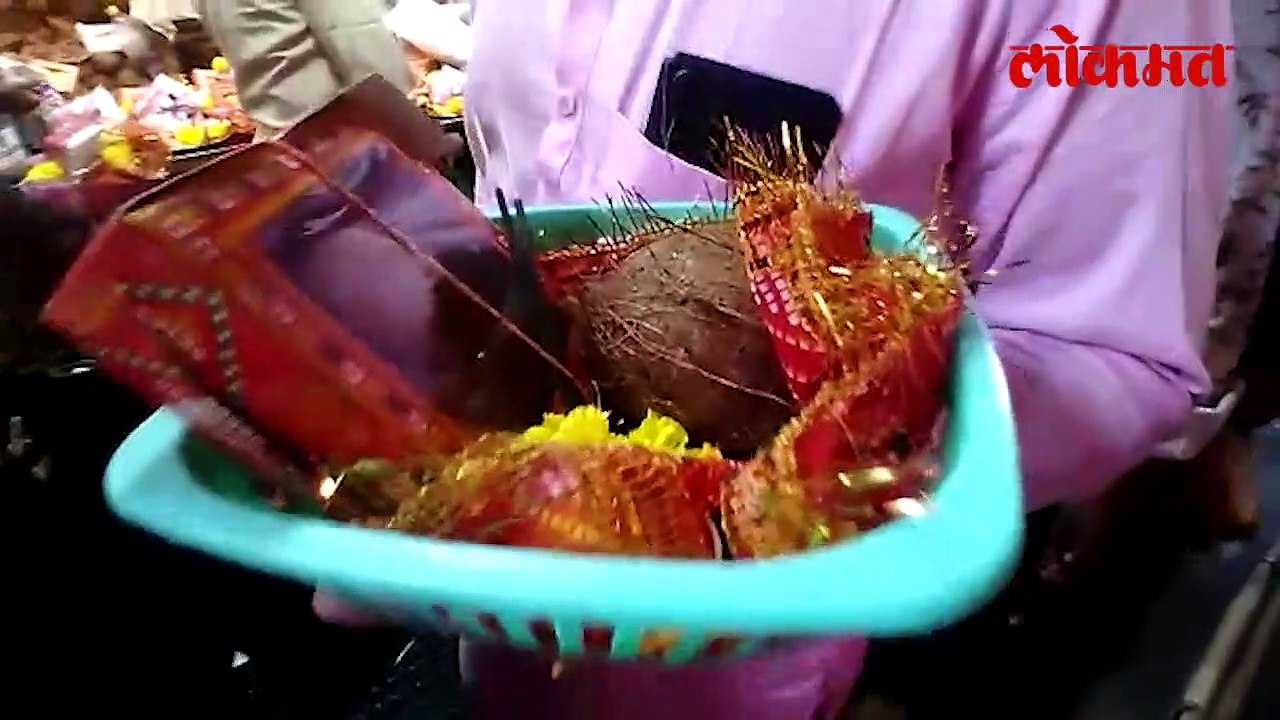 MUMBAI - नवरात्रीच्या पार्श्वभुमीवर मुंबादेवी मंदिरात दर्शनासाठी भाविकांची गर्दी