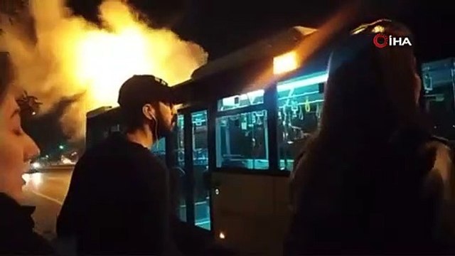 İstanbul'da korku dolu anlar! İETT otobüsünün arkasından dumanlar yükseldi