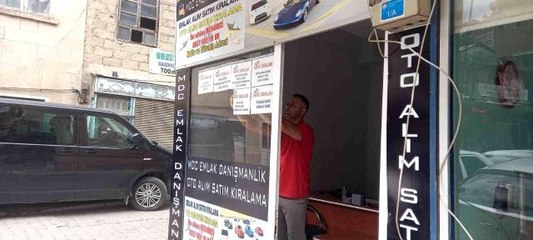 Sular altında kalacak ilçeden herkes taşınırken o yeni iş yeri açtı