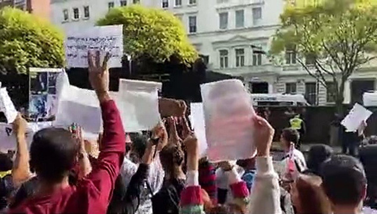 Protests outside Iranian Embassy following death of Masha Amini. Credit:  Mazdak Arya