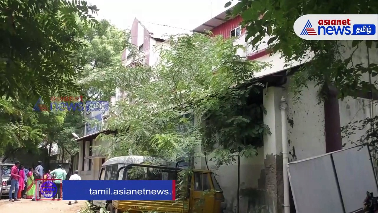 மாவட்ட ஆட்சியர் அலுவலகத்தில் இடிந்து விழுந்த கட்டிட மேற்கூரை.. அலறி அடித்து ஓடிய அதிகாரிகள்..