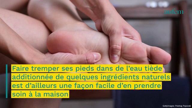 Bain de pieds au vinaigre : l’astuce de grand-mère pour de jolis pieds
