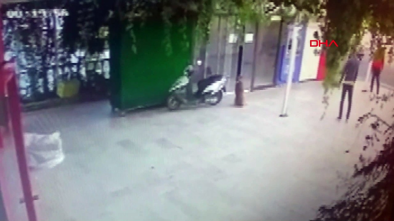 Caniliğin belgesi anlar kamerada! Sokak köpeğini bıçaklayıp öldürdü