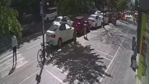Otomobil, karşıdan karşıya geçmeye çalışan kadına böyle çarptı