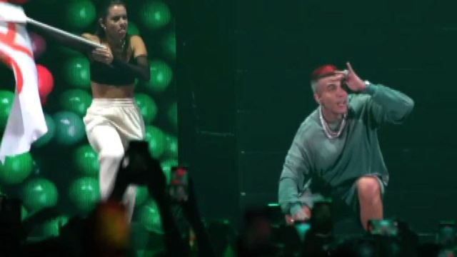 Fan in delirio a Milano per il Famoso tour di Sfera Ebbasta