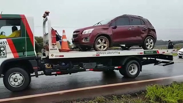 Tracker tomba e vai parar no canteiro central da rodovia BR-277 em Cascavel
