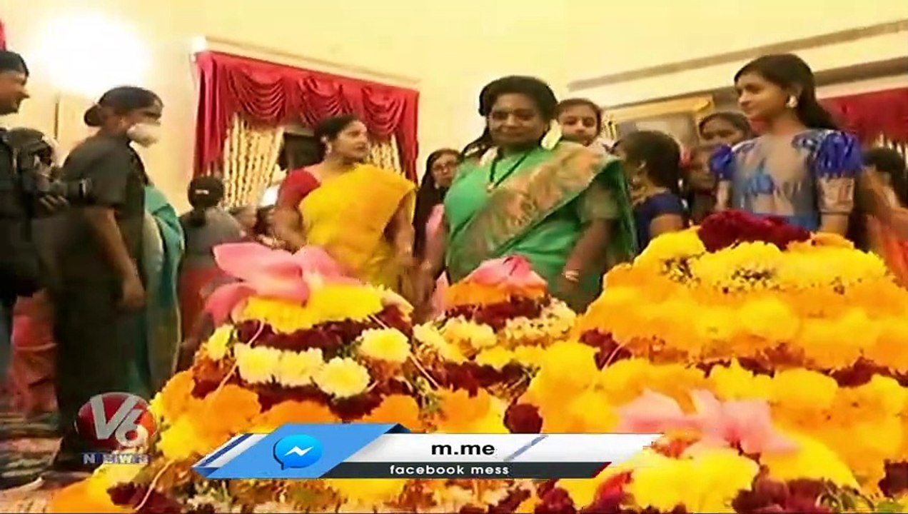 Governor Tamilisai Soundararajan Participates In Bathukamma 2022 Celebrations At Raj Bhavan  V6 News