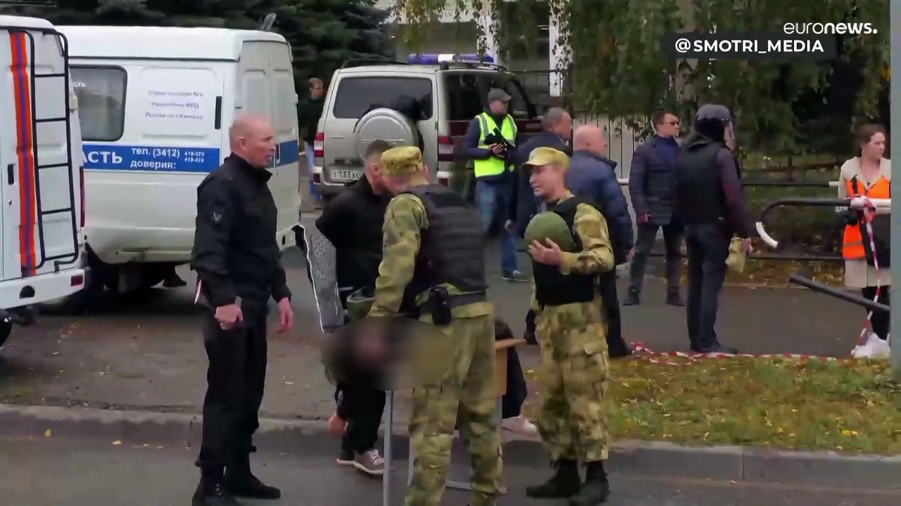 В результате стрельбы в школе Ижевска погибли 1...