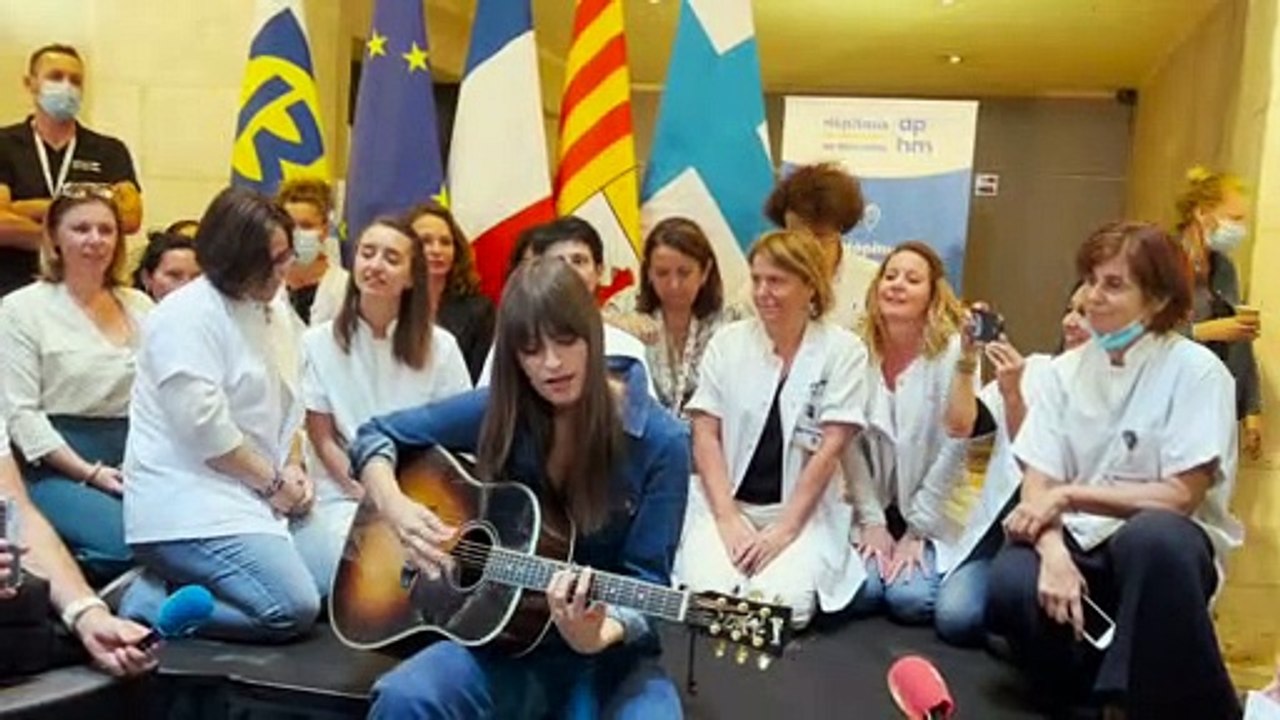 Clara Luciani chante avec l'équipe de La Maison des femmes Marseille Provence