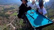 Des joueurs de billards survolent les Alpes pour un concours de déguisements à 1 000 m d’altitude