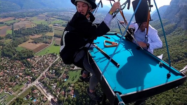 Des joueurs de billards survolent les Alpes pour un concours de déguisements à 1 000 m d’altitude