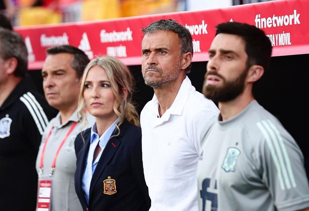 ظهرت بجوار لويس إنريكي.. من هي المرأة الشقراء التي أثارت الجدل في منتخب إسبانيا؟