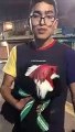 TikToker sale de su casa con un gallo envuelto tras sismo en México