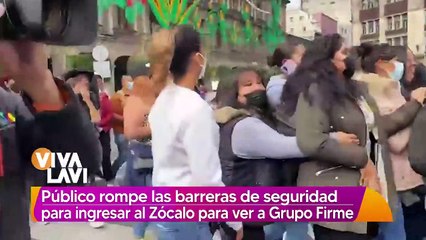 Público rompe barreras de seguridad para ver a Grupo Firme en el Zócalo