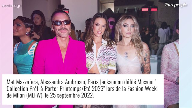 Tina Kunakey canon en robe transparente face à la fille de Michael Jackson à la Fashion Week de Milan