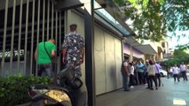 شاهد: صفوف انتظار طويلة أمام المصارف في لبنان بعد فتح أبوابها جزئياً