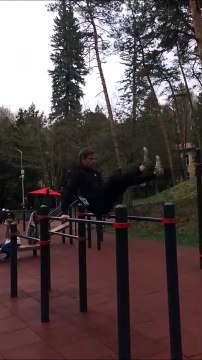 Il fait le chaud sur les barres parallèles... Pas pour longtemps