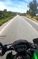 Ce motard frôle un camion à pleine vitesse et a beaucoup de chance