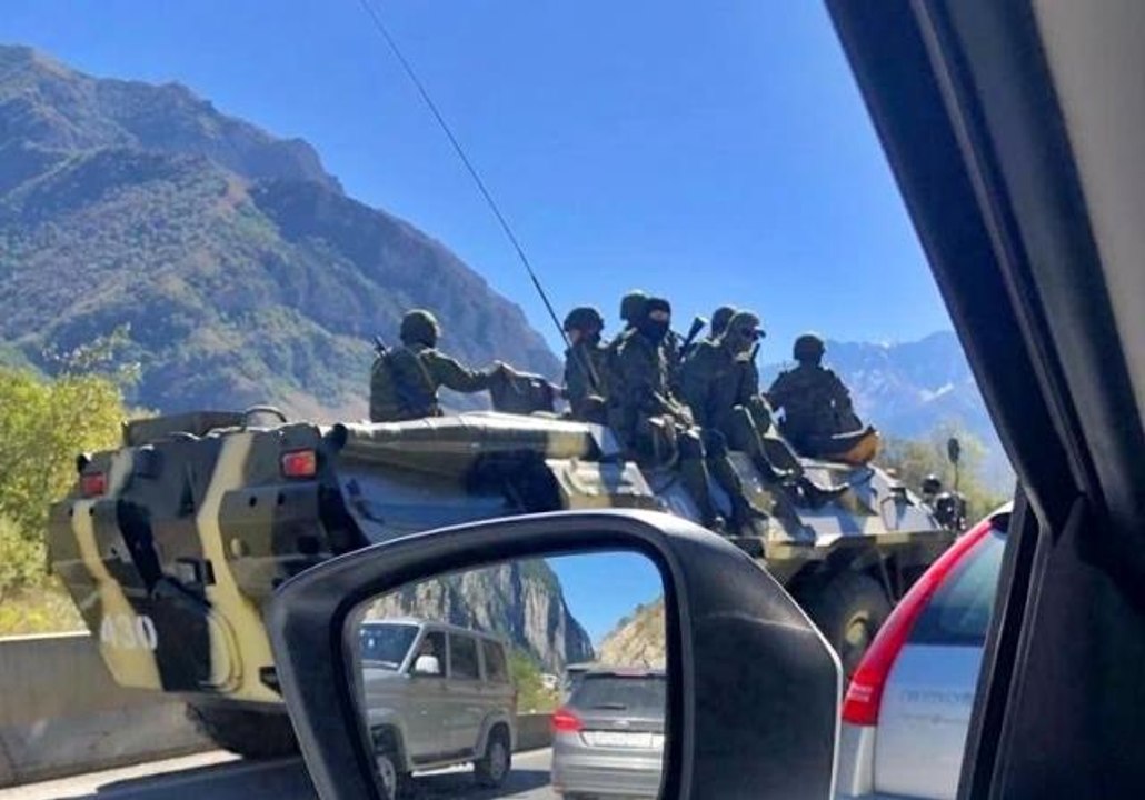 Rusya-Gürcistan sınırında 20 kilometrelik araç kuyruğuSon 1 haftada Gürcistan-Rusya sınırından 115 bin kişi geçti