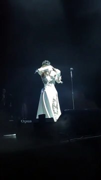 Melek Mosso İranlı kadınlar için sahnede saçlarını kesti