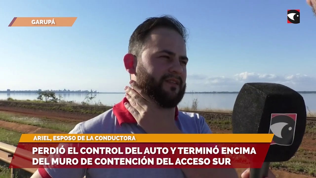 Perdió el control del auto y terminó encima del muro de contención del Acceso Sur