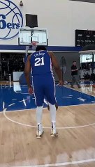 Le joli numéro de jongles de Joel Embiid