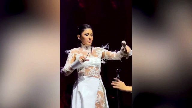 Melek Mosso İranlı kadınlara destek için sahnede saçlarını kesti