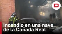 Los bomberos apagan un incendio en una nave de la Cañada Real