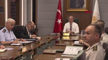 Bakan Akar, Genelkurmay Başkanı Orgeneral Yaşar Güler, kuvvet komutanları, bakan yardımcıları ve birlik komutanları ile videokonferans toplantısı...