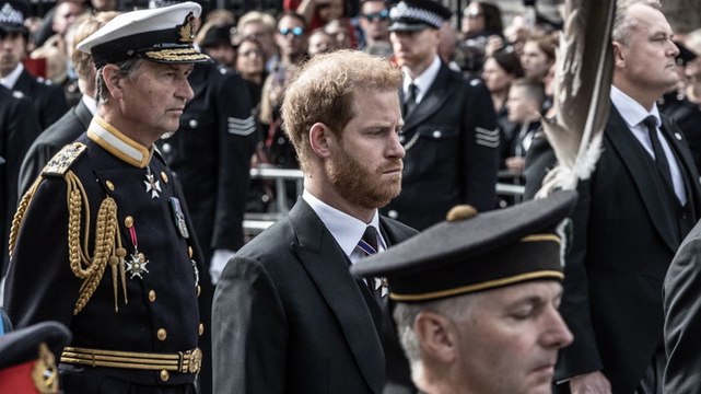 Prinz Harry in Panik wegen seines Queen-Enthüllunsgbuchs