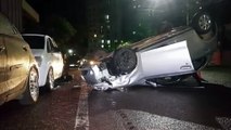 Condutor perde o controle e capota veículo após colidir com carros estacionados no Centro