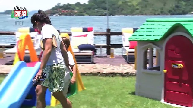 Nanda Ziegler curte a Ilha de Caras ao lado do filho