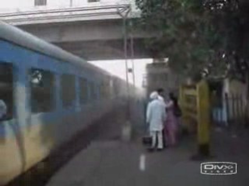Enorme _ train qui frole deux personnes incroyable