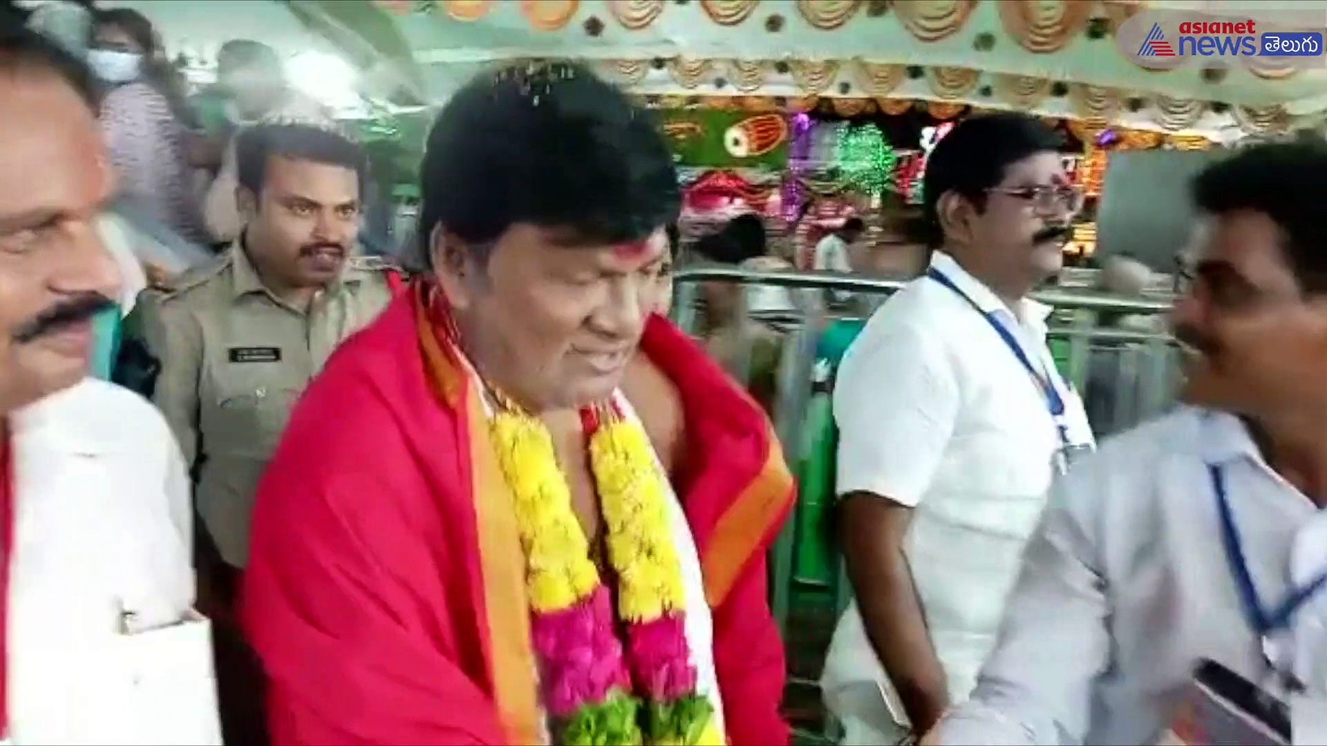 ఈవో డౌన్ డౌన్ నినాదాలతో మార్మోగిన విజయవాడ దుర్గమ్మ సన్నిధి..