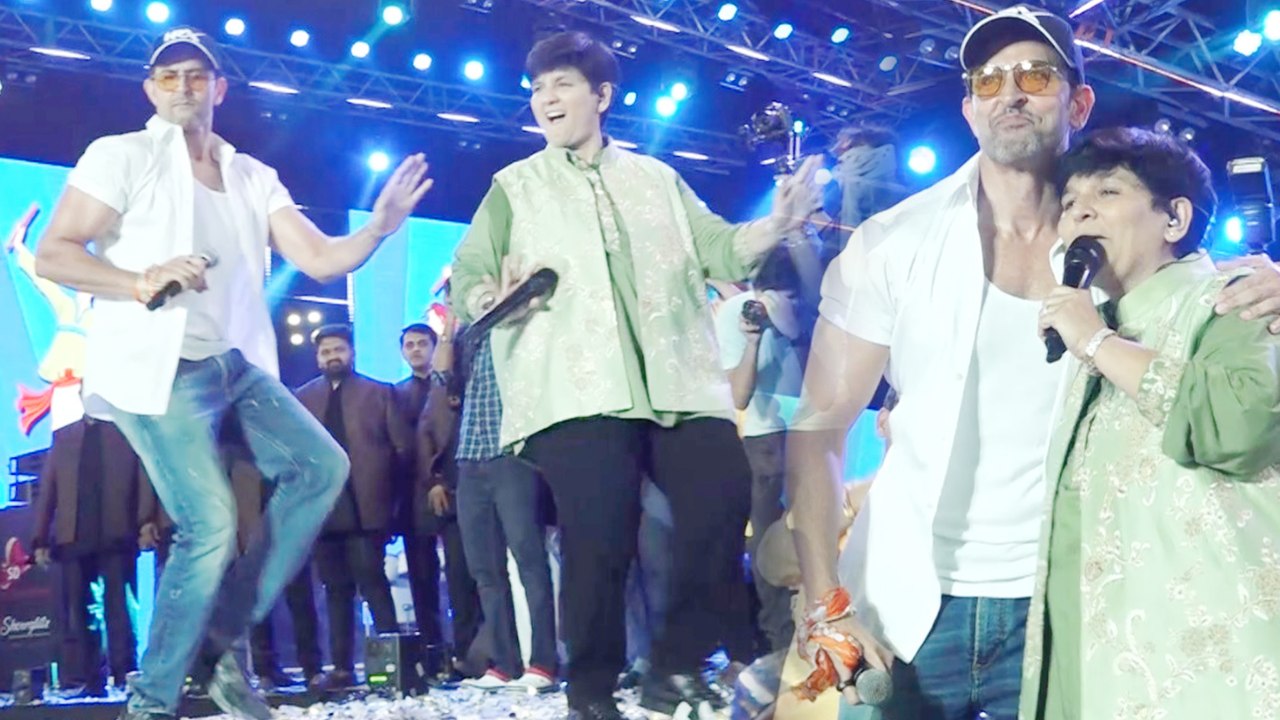 नवरात्री के मौके पर लोगो के बीच जा पहुंचे ऋतिक रोशन, खुद भी खेला गरबा