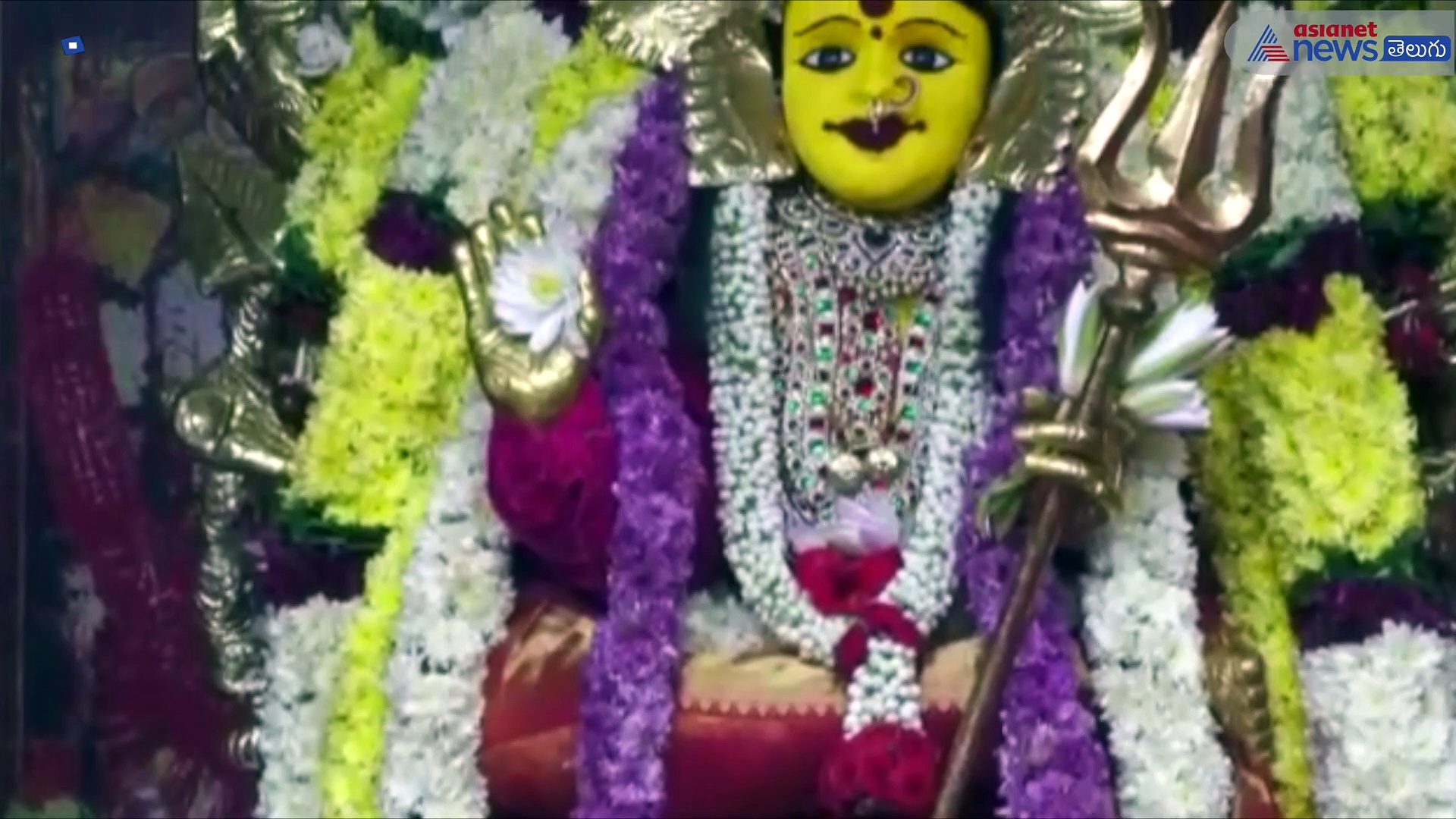 పరాశక్తి దుర్గాదేవి అలంకరణలో విజయవాడ దుర్గమ్మ దర్శనం... 