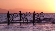 Bisiklet tutkunları Van Gölü’nde bisiklet sürdü, yürüyüş yaptı