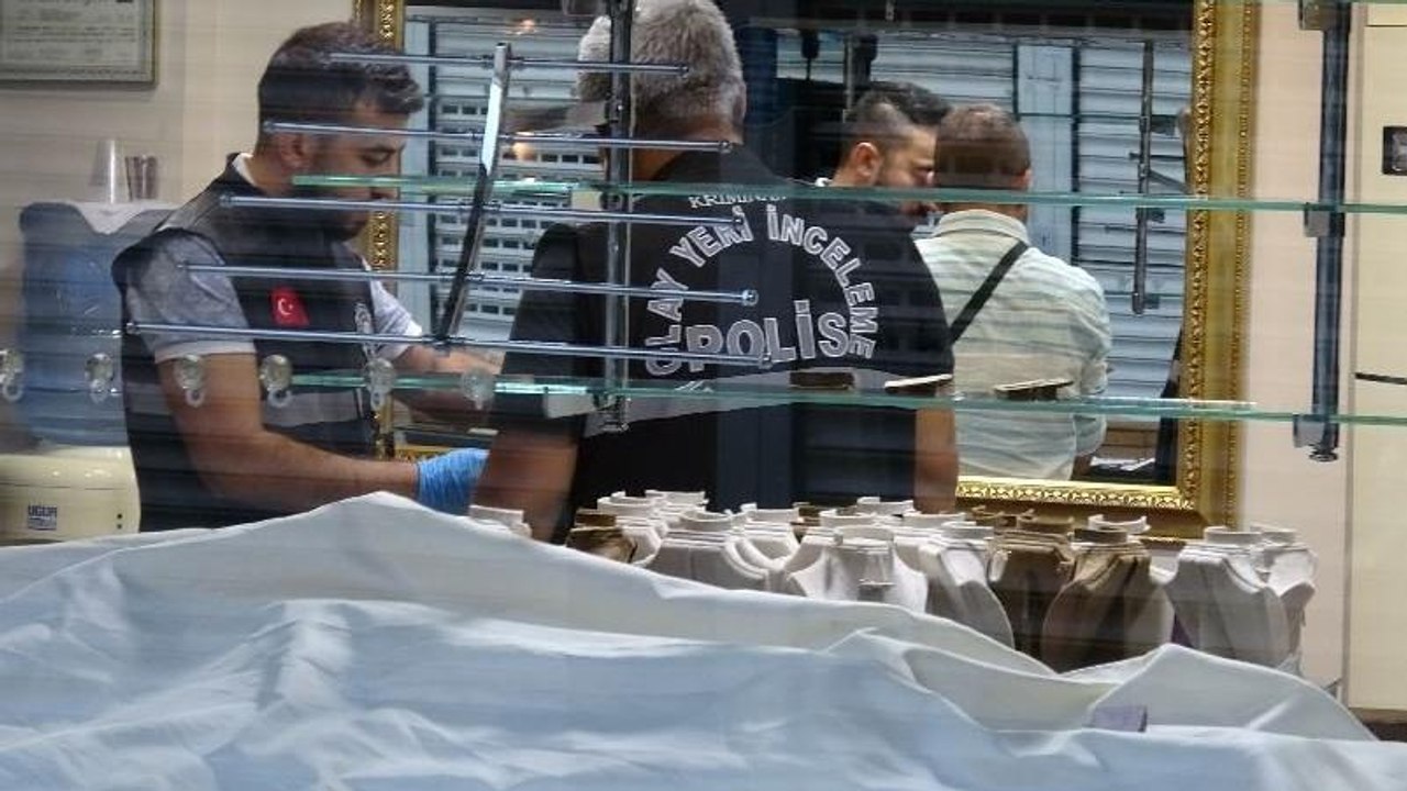 Kepengi açıp, camını kırdıkları kuyumcu dükkanını soydular