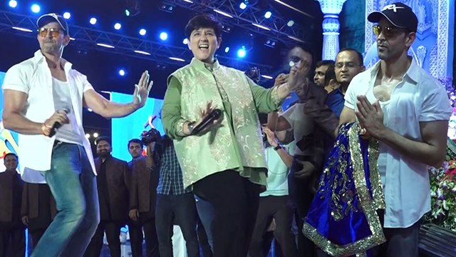 Hrithik Roshan Falguni Pathak Durga Puja Pandal में Garba Dance Video Viral । Boldsky *Entertainment