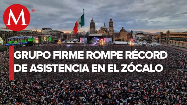 Integrantes de Grupo Firme se toman foto con las 280 mil personas asistentes al Zócalo