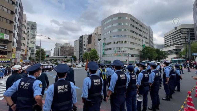 Japonya'da polis, Abe'nin resmî cenaze sini protesto eden gruba müdahale etti