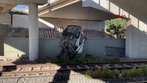 Sivas’ta trafik kazası: Otomobillerden biri köprüden raya düştü