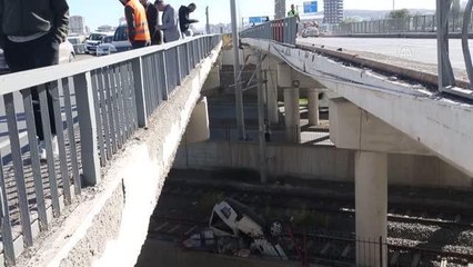 Çarpışan iki otomobilden biri köprü boşluğundan düştü, 3 kişi yaralandı