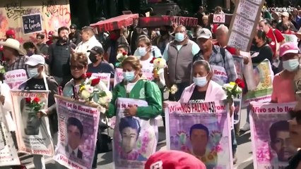Miles de mexicanos salen a marchar en el octavo aniversario de la desaparición de Ayotzinapa